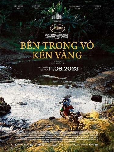 Bên Trong Vỏ Kén Vàng